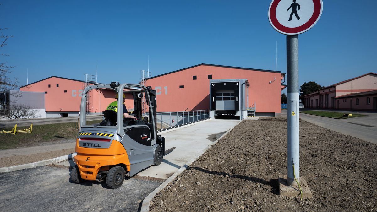 Skladují vše od paliva do stíhaček po máslo. Jak funguje „pojistka“ na krize